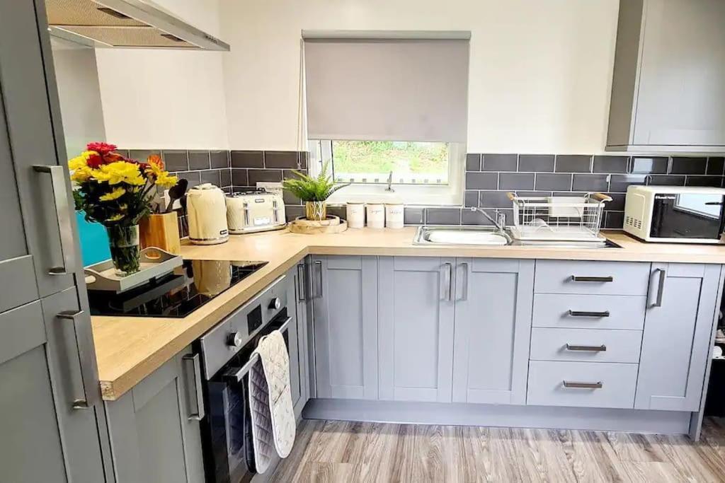 Cosy Hideaway Lodge In Glan Gwna Caeathro エクステリア 写真